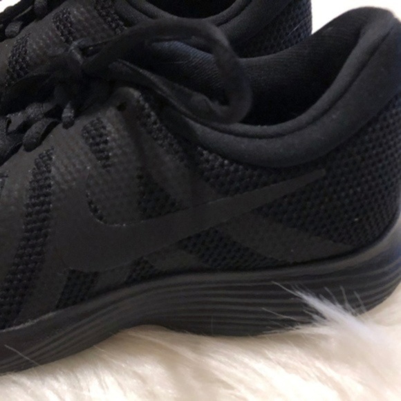 NEW Nike Revolution 4 Black Running Sneaker Size 6 - Picture 6 of 8